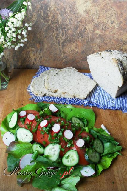 Sałatka wiosenna, którą dzisiaj dla Was przygotowałam jest świetnym dodatkiem do śniadań, lekkich obiadów, pizzy, lasagne i grilla.  Uwielbiam ją za lekkość i szybkość przygotowania. Jest...