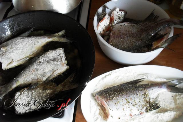 Gdy miałam 10 lat będąc na wakacjach u Babci z kuzynem chodziliśmy codziennie nad rzekę łowić rybki.  Najpierw polowanie na dżdżownicę, trochę chleba i kompotu do koszyka i wyprawa na skrzy...