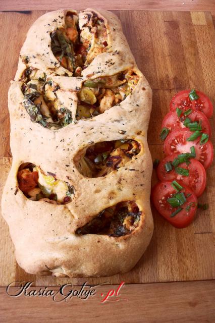 Fougasse jest to ciasto przeważnie płaskie bez farszu, ja zrobiłam fouguasse na bogato z kurczakiem, botwinką, szpinakiem rukolą, pomidorkami koktajlowymi, cebulką. Ostatnio fougasse króluje u...