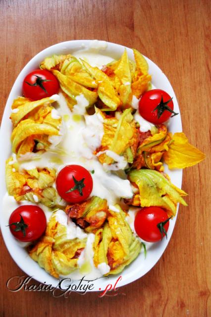 Mam dla Was przepis na zapiekane kwiaty cukinii, z farszem mięsnym i warzywami, zapiekane w sosie beszamelowo-serowym z pomidorkami koktajlowymi. Brzmi pysznie prawda :) Jeśli tylko macie okazje ku...