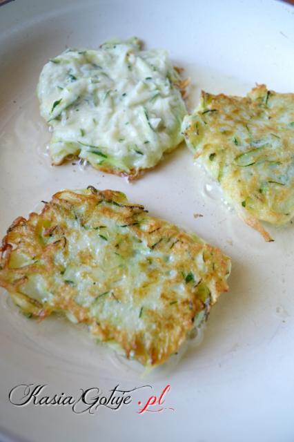 Bardzo lubimy placki z cukinii, w sezonie letnim dość często je jemy. Najbardziej lubimy je z jogurtem naturalnym, sosem tzatziki lub pomidorowym. Są delikatne w smaku, można je dowolnie modyfiko...