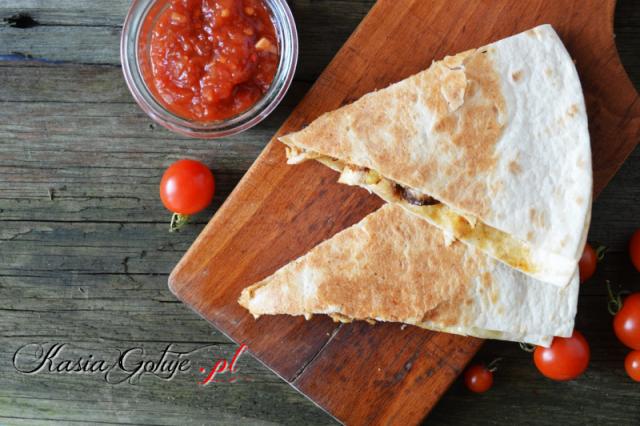 Quesadilla to szybkie danie kuchni meksykańskiej, są to placki tortilli zapieczone żółtym serem z dodatkami. Przygotowanie quesadilli zajmuje całe 5 minut :)  Quesadilla można faszerować prawi...