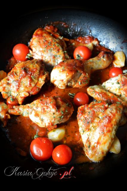 Kurczak duszony w pomidorach i czosnku zyskuje na smaku, a dzięki powolnemu duszeniu mięso jest miękkie i soczyste, rozpływa się w ustach. Sos, który powstaje jest bardzo aromatyczny, słodko-kw...