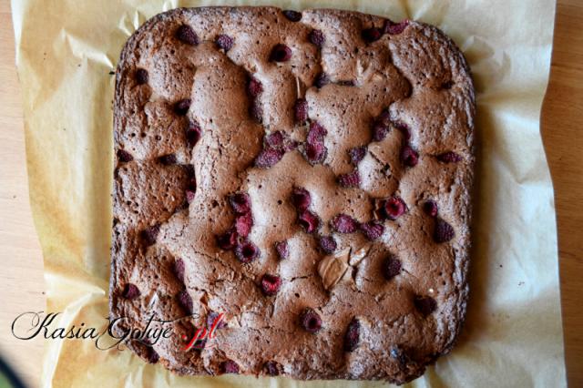 Brownie to baaaaardzo czekoladowe ciasto, podawane na ciepło lub zimno, pokrojone w kwadratowe kostki. Brownie można upiec samo, z bakaliami, owocami, z kawałkami czekolady, z serem.   Ja najbardzi...