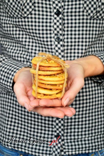 Gdy tylko nadchodzi jesień wracam do pieczenia ciasteczek, którymi zapełniam duży szklany słój.   Najbardziej lubię właśnie kruche lub owsiane