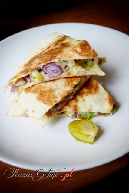 quesadilla z brukselką i wędzoną szynką