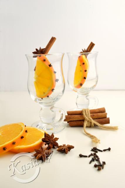 Gdy za oknem mróz, śnieg przypominamy sobie o starym, poczciwym, mocno rozgrzewającym i aromatycznym kulinarnym wynalazku jakim jest grzaniec. Grzaniec kojarzy mi się z Wiedniem, kilka lat temu ...