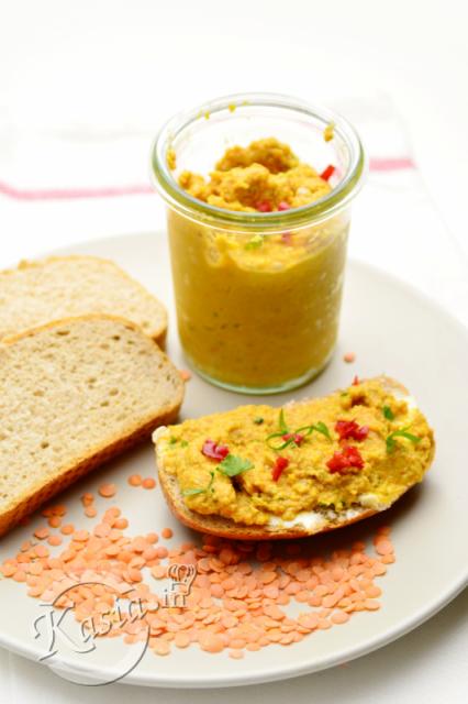 Dzisiaj mam dla Was wegetariańską pastę z czerwonej soczewicy, marchewki, doprawioną kolendrą i kuminem czyli tym, co bardzo lubimy w pastach na kanapki. Marchewkowa pasta z czerwonej soczewicy...