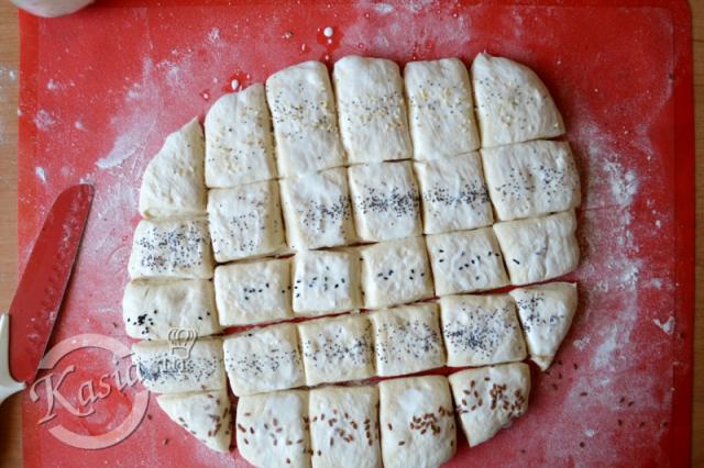 Panini to przede wszystkim grillowane kanapki, ale w tym przepisie to odmiana małych chlebowych bułeczek przygotowywanych z drożdżowego ciasta z dodatkiem oliwy z oliwek i mlekiem. Przepis pocho...
