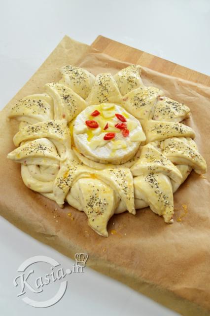 O ja piernicze, ale mam dzisiaj dla Was pyszny przepis :) Pyszne, lekkie pachnące wędzoną szynką i rozmarynem delikatne wilgotne ciasto, a w środku rozpływający się pieczony camembert! Kto p...