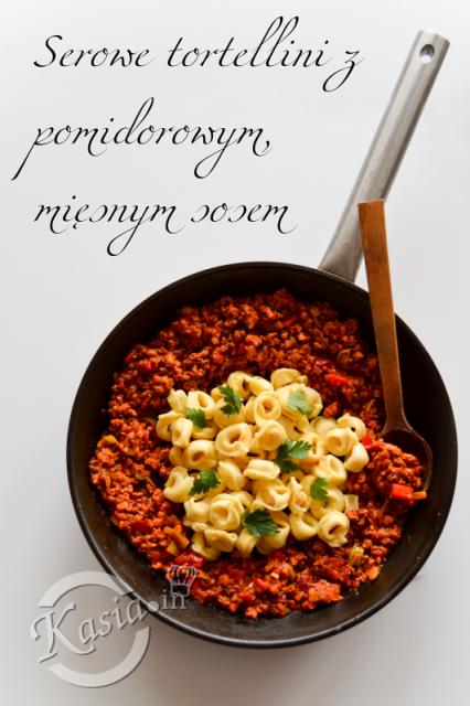 Pycha!   Mięsny pomidorowy sos z dodatkiem pora i czosnku, połączony z serowym makaronem tortellini, to jeden z najlepszych, szybkich obiadów.   Z powodzeniem możecie go zrobić więcej i zabrać...