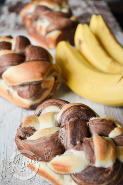 Naszła nas ochota na słodkie pieczywo, mięciutkie i pachnące masłem, do sklepu nawet nie szłam, bo wiedziałam, że i tak nie znajdę nic, co mnie zadowoli.   Przerobiłam trochę mój przepis n...