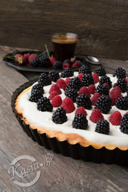 Druga połowa sierpnia i cały wrzesień to czas, w którym krzaki jeżyn obfitują w ciemne i kwaskowe owoce. Tarta z jeżynami, to wspaniały sposób na wykorzystanie tych owoców. Połączenie ...