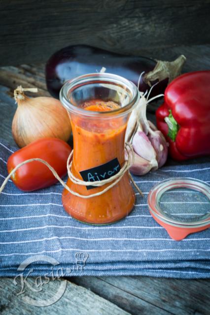 Ajvar (ajwar) to taki przepyszny sos, pasta z pieczonej papryki, bakłażana z dodatkiem pomidorów, czosnku i cebuli.   Ajvar nadaje się, jako dodatek prawie do wszystkiego :) Na kanapkę z szynką,...