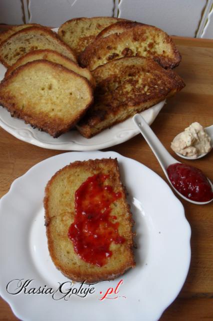 To takie nasze śniadanie z dzieciństwa :) Czerstwy chleb maczany w jajku wymieszanym z mlekiem i smażony na  maśle, zjadany z dżemem truskawkowym,twarożkiem, czy zwyczajnie posypane cukrem. Pych...