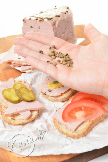 Wraz z odchodzącymi ciążowymi mdłościami, domowe wędliny wracają na bloga :) Powrót zaczniemy od rewelacyjnej w smaku szynki z zielonym pieprzem. Jest pikantna, ale nie przesadnie. W smaku p...