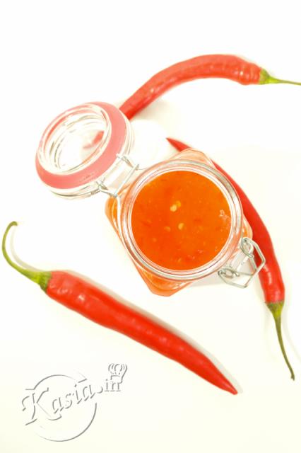 Mam dzisiaj dla Was przepis na wyjątkowo aromatyczny, pikantny i smaczny sos chili. Smakuje i pachnie identycznie jak ten z Tao Tao. Przygotowanie tego sosu zajmie Wam włącznie z gotowaniem 5 min...