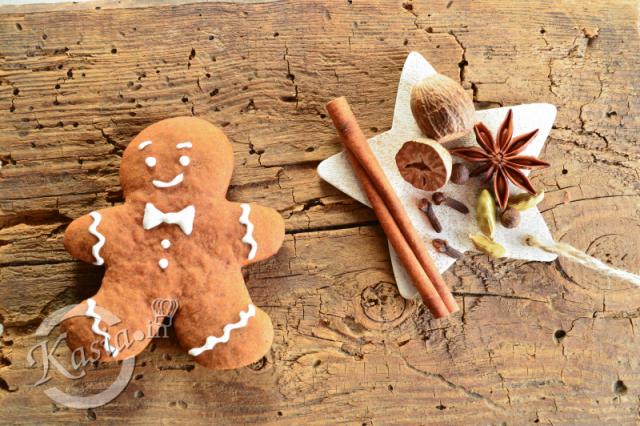 Pepparkakor to nic innego jak rodzaj szwedzkich pierniczków. Bardzo podobne co roku kupuję w moim sklepie osiedlowym, w kształcie cieniutkich serduszek.