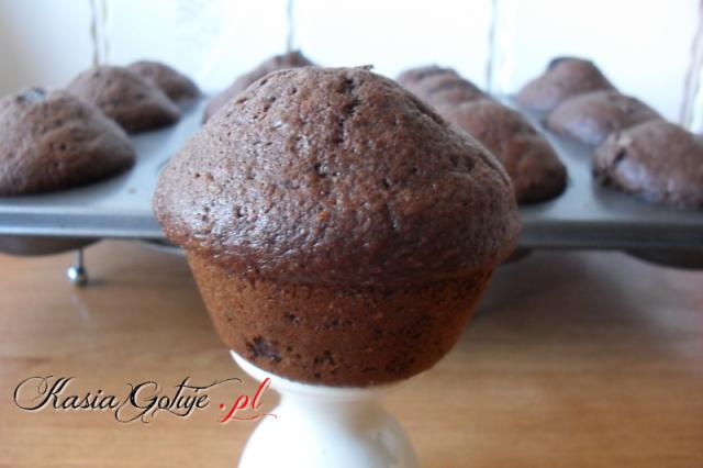 Dziś do niedzielnej popołudniowej kawki zrobiłam pyszne lekkie mocno czekoladowe muffiny z kawałkiem czekolady w środku. Czy muszę pisać jak smakowały? hihi