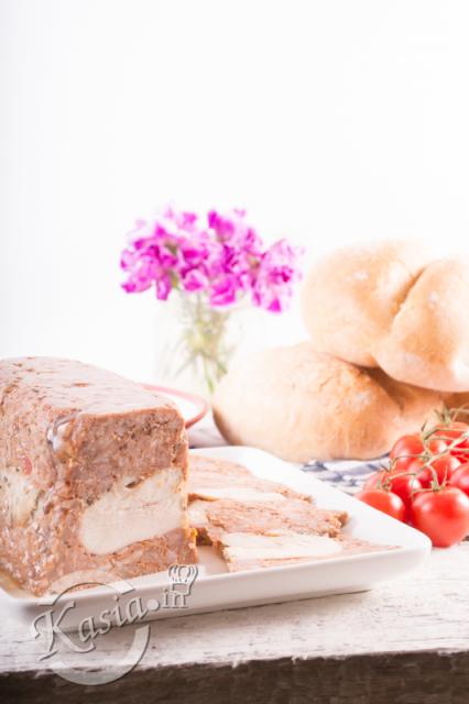 To już druga domowa wędlina w przeciągu tygodnia, mam nadzieję, że osoby męczące mnie o nowe przepisy na domowe szynki będą zadowolone :) Dzisiaj lekka, pięknie pachnąca szynka drobiowa. ...