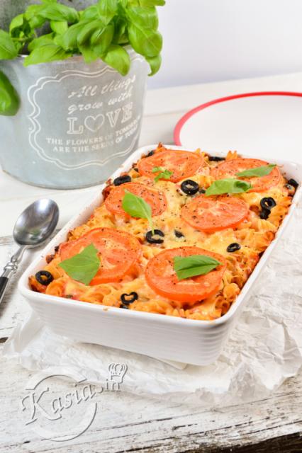 Jeśli lubisz makarony, prawdopodobnie jeszcze bardziej lubisz makarony z serem ;) My uwielbiamy, co zrobić :) Dzisiaj zapiekanka makaronowa w stylu sałatki Caprese, czyli będzie dużo pomidorów...
