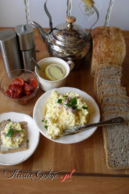 śniadanie do łóżka z jajkami pasta jajeczna