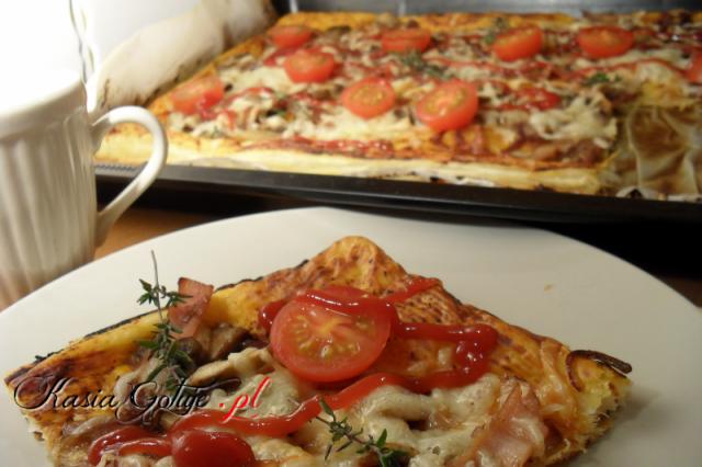 Jacek zażyczył sobie na kolację coś z żółtym serem, szybki przegląd lodówki i wyszła szybka pizza na cieście francuskim z pieczarkami, papryką i żółtym serem doprawiona tymiankiem  Wysz...