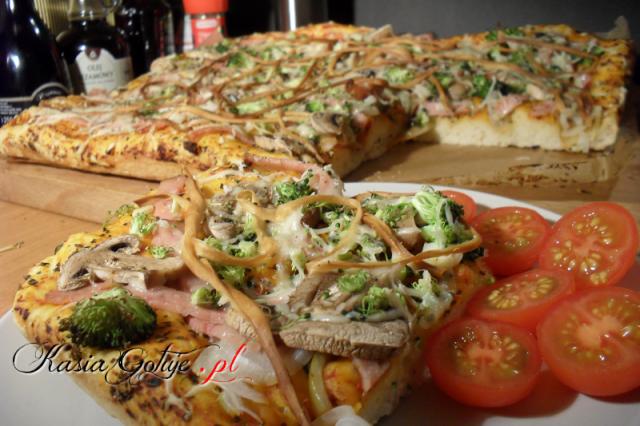 Na piątkową kolację zrobiłam pizzę z dodatkiem Korbacziki czyli nitkami sera owczego splecionego w warkocz. Pod warstwą serową znalazły się brokuły, pieczarki, cebula i szynka. Oczywiście...