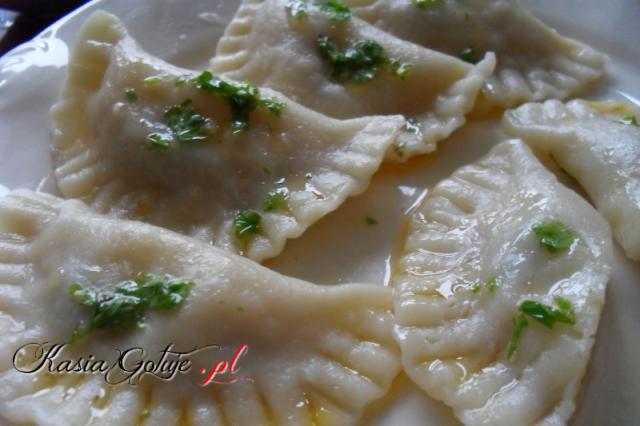 Pyszne ciasto, fenomenalne nadzienie, pietruszkowo-rozmarynowe pesto...... Ostatni raz pierogi lepiłam kilka lat temu, prawdę mówiąc nawet nie lubiłam pierogów. Aż do chwili gdy ulepiłam te!...