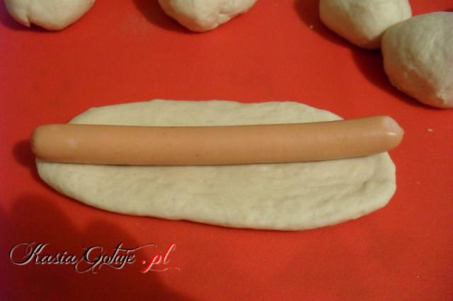 Dzisiaj Jacka napadła ochota na hot-dogi :) Niech mu będzie na wczesną kolację zrobiłam hot-dogi w cieście. Fajnie wyszły bułki miękkie, takie jak lubimy, parówka ciepła, ale nie przypiec...