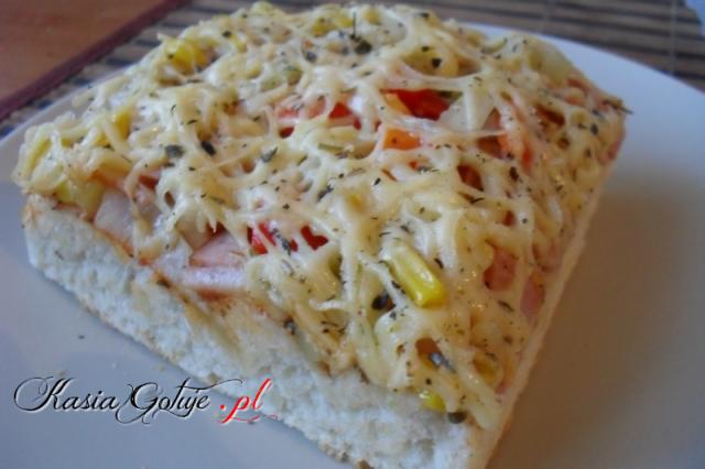 pyszna domowa pizza na cienkim spodzie
