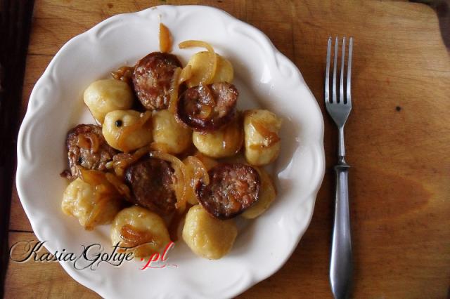 Kopytka z wędzonką mmmm..... wiecie o co chodzi prawda?  co tu dużo pisać pycha!  Wystarczy szybko zamieszać ziemniaki na kopytka przepis jest tu kopytka przepis  Bardzo lubimy do tych kopytek za...