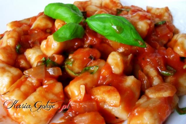 gnocchi z sosem pomidorowym z bazylią