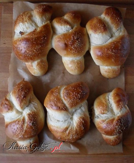 Naszła mnie wielka ochota na słodkie pieczywo, takie które można posmarować masłem, miodem lub nutellą :) Wymyśliłam, że upiekę jakieś bułeczki, ale nie chciałam zwykłych mlecznych, mia...