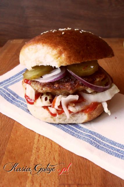 Kolejna odsłona domowego fast-food :)  Tym razem podam Wam przepis na bułki do hamburgerów wg Marthy Stewart.  Mięciutka, pulchna, lekko słodka - czyli taka, jaka powinna być bułka do hamburger...