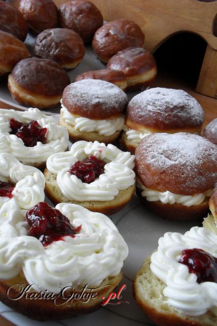 Podam Wam jeszcze jeden przepis na pączki. Z tego przepisu pączki wychodzą mięciutkie, nie piją tłuszczu, nadają się do przełożenia bitą śmietaną.   Podczas smażenia powstaje na nich ja...