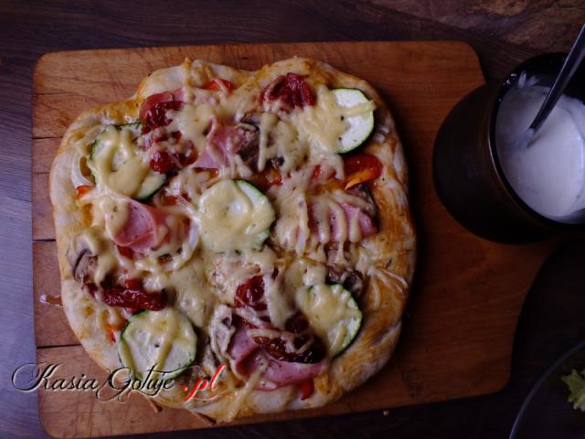 Dzisiaj światowy dzień PIZZY więc nie ma mowy, żeby dzisiaj na blogu znalazło się coś innego ;) Jest to moja ulubiona pizza przepis na ciasto taki jak wcześniej, ale podam go też tutaj :) C...