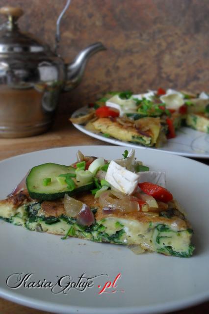 Dziś mieliśmy pyszne śniadanie które oczywiście może też być pyszną kolacją, robi się je zaledwie 20 minut, :)   Frittata ze szpinakiem, odrobiną czosnku i gałki muszkatołowej, na wierzc...