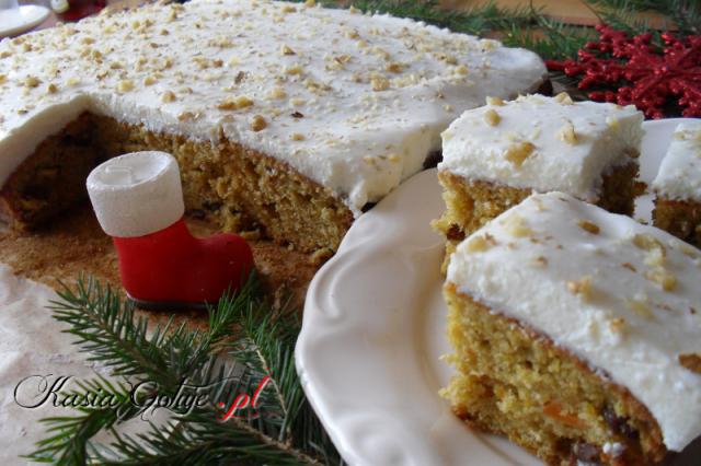 Bardzo lubimy ciasto marchewkowe, jest wilgotne, przyjemnie słodkie z dodatkiem rodzynek, pokryte pierzynką z masy twarogowej posypane orzechami.   Takie zdrowe ciasto :)  Moja wychowawczyni z klasy...