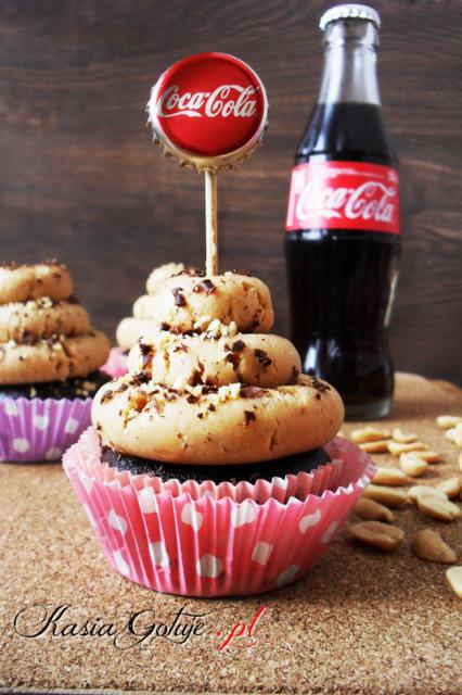 Pamiętacie ten moment, gdy jako dzieci piliście Coca-Colę ze szklanej butelki.... W tych czasach aż trudno dostać małą szklaną buteleczkę, w moim miasteczku objechałam chyba z 10 sklepów za...