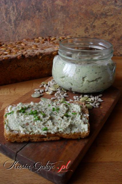 Ta pasta jest po porostu rewelacyjna, od dzisiaj nasza ulubiona pasta na kanapki!   Treściwa, dość gęsta, lekko słonawa... a o dodatkowych walorach smakowych musicie się przekonać sami, jestem ...