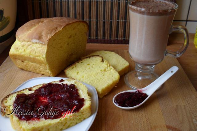 Dziś na śniadanie chlebek dyniowy z przepisu na bułki dyniowe z domowej produkcji konfiturą jeżynową, do tego oczywiście pyszne kakao.