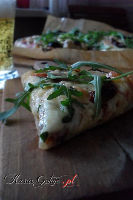 Na kolację przygotowałam pizzę, najlepszą jaką kiedykolwiek udało mi się upiec! Pyszne ciasto, duuużo sera, chorizo, rukola, własne suszone pomidory, sporo oliwy z suszonych pomidorów........