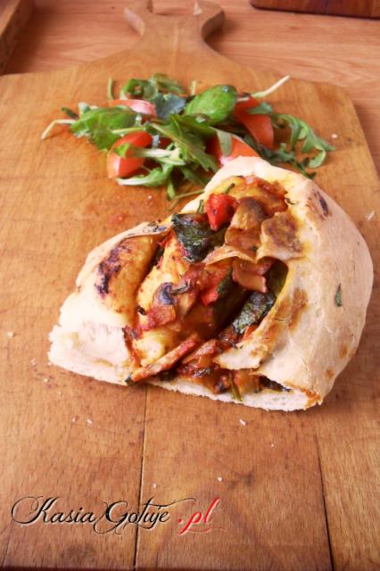 Fougasse to rodzaj chleba pochodzący z Prowansji. Formowane na wzór przypominający kłos pszenicy. Moją fougasse nafaszerowałam cebulą, pieczarkami, świeżym szpinakiem, papryką i czosnkiem n...