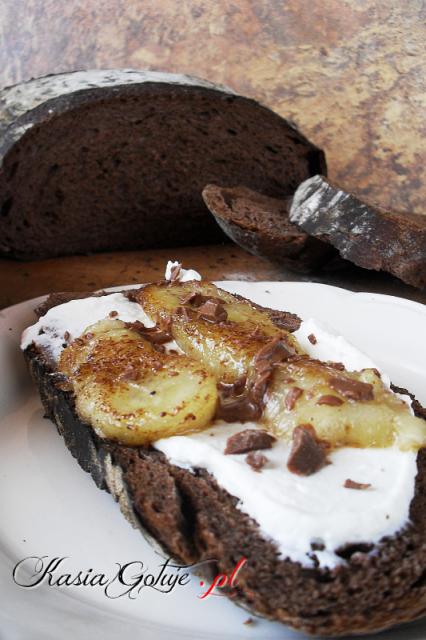 Wiecie jak bardzo lubię piec chleby :) Ten sprawił mi wiele radości, jest takim dość nietypowym chlebem, lekko słodkim, pięknie pachnącym czekoladą jak brownie, puszysty lekki jak tostowy, ...