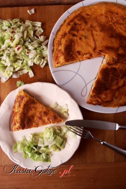 W weekendowe śniadanie bardzo często jemy frittatę. Szybko się ją robi, można ją jeść w różnych wersjach i podobnie jak do pizzy wykorzystać ostatnie plasterki wędlin, serów itd Fritta...