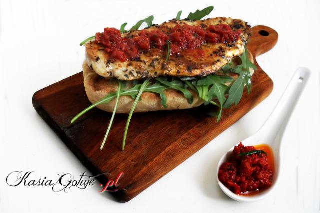 Sezon grillowy uważam za otwarty, kiełbaski z grilla już były, więc czas na coś dla bardziej wymagających :)  Ciabatta z grillowanym kurczakiem, rukolą i pesto z suszonych pomidorów - Pycha! ...