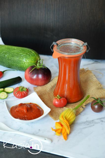 Przepis na ketchup z cukinii z pomidorami. Łatwy i szybki no i oczywiście przepyszny!