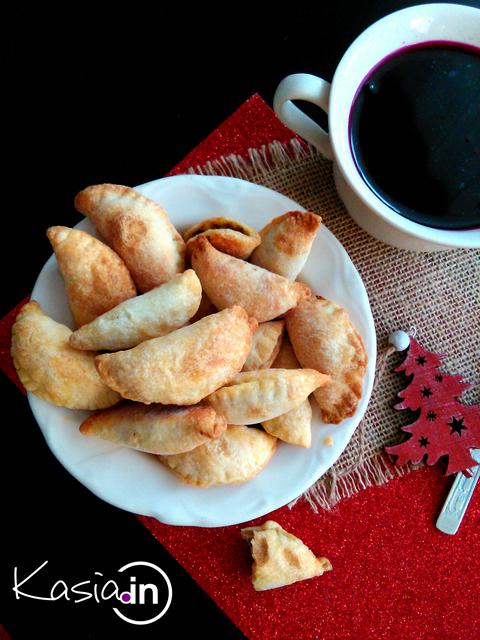 Delikatne, lekko chrupkie, pikantne pierożki do wigilijnego barszczu.