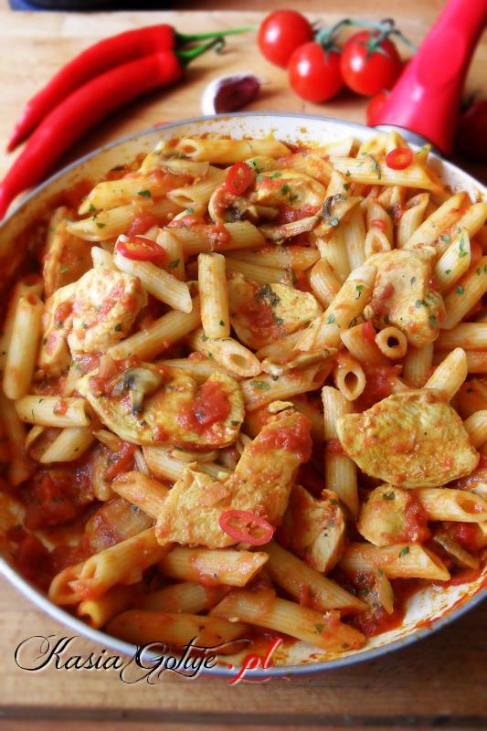 Makaron penne z kurczakiem w pomidorowym pikantnym sosie